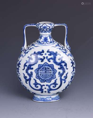 A CHINESE BLUE AND WHITE MOON FLASK, QIANLONG MARK