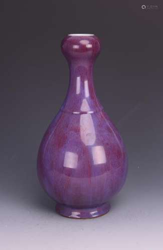 A CHINESE FLAMBE GLAZED GARLIC HEAD VASE, QIANLONG MARK