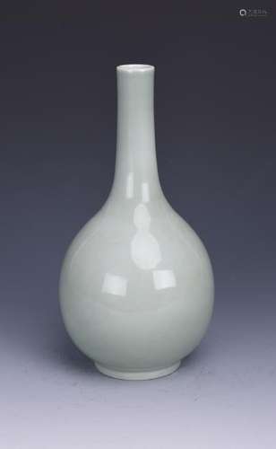 A CHINESE CELADON GLAZED BOTTLE VASE, KANGXI MARK