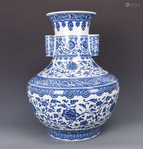 A CHINESE BLUE AND WHITE VASE, QIANLONG MARK