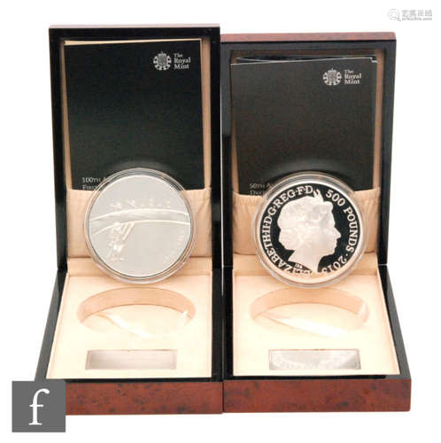 Elizabeth II - A 2015 silver proof kilo coin to commemorate the 50th anniversary of the dearth of Sir Winston Churchill and another for the outbreak of the First World War with certificates, cased (2)