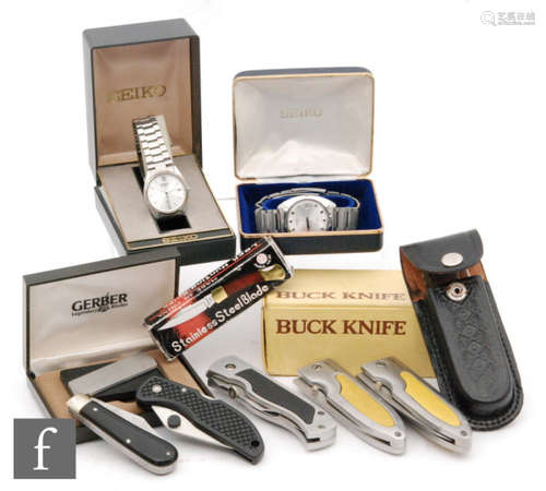 A collection of modern knives to include hunting and lock knives, Smith and Wesson, hip flasks, etc. (qty)