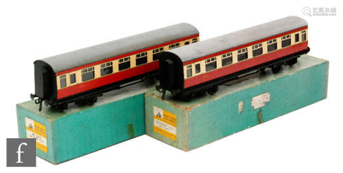 Two O gauge Bassett-Lowke BR maroon and cream coaches, a 110/0 1st '3995' and a 113/0 3rd '9272', boxed. (2)