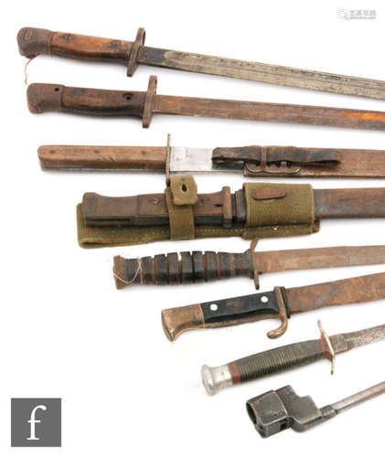 A World War One German bayonet and scabbard stamped P Weyersberg, two 1907 pattern bayonets, a Wilkinsons style knife and others similar (7)