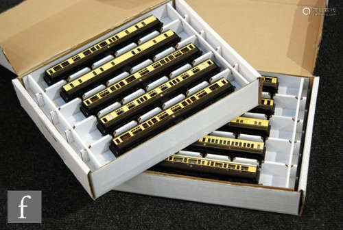 A collection of OO gauge Hornby GWR coaches, unboxed. (19) AMENDMENT: Some boxes have now been added to this lot.