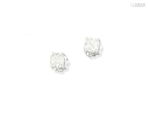 A pair of diamond earstuds