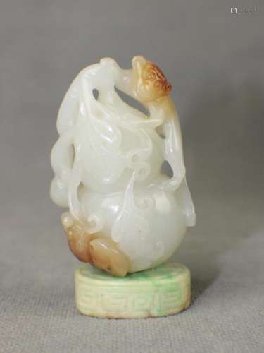 A HE TIAN JADE PENDANT FROM QING DYNASTY OF HAPPY LONG