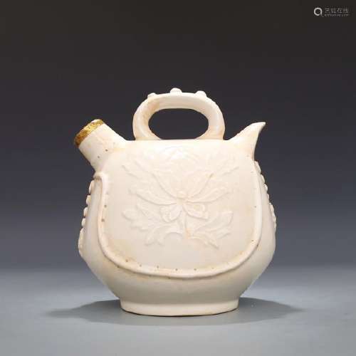 Song Ding kiln Moon white glaze Carved peony pattern Di