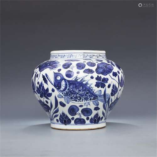 Ming Xuande hand-painted blue-and-white fish algae