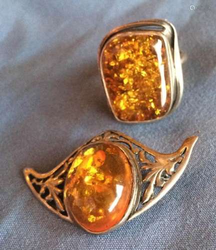 A Natural Amber Ring & Brooch in Silver Frame, 7/8 x