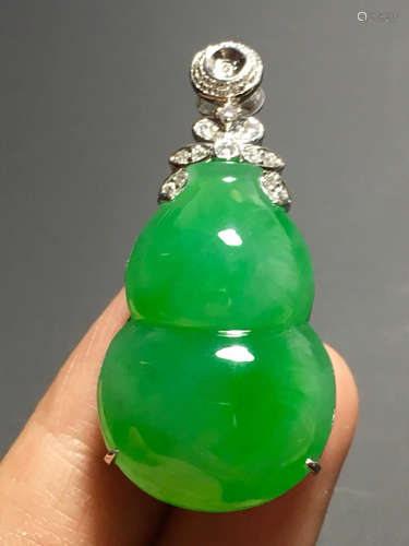 AN ICY ZHENGYANG GREEN GROUD SHAPED JADEITE PENDANT