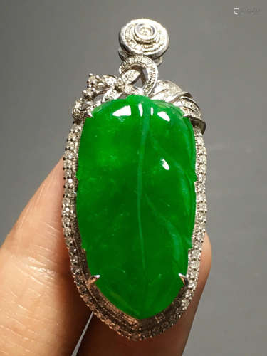 AN ICY ZHENGYANG GREEN LEAVE SHAPED JADEITE PENDANT