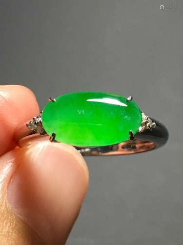 AN ICY ZHENGYANG GREEN JADEITE RING