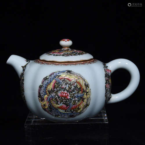 A QIANLONG MARK FAMILLE ROSE TEAPOT WITH FLORAL PATTERN