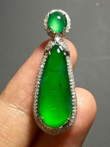 AN ICY ZHENGYANG GREEN BEANDS SHAPED JADEITE PENDANT