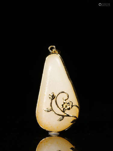 A HETIAN JADE PENDANT EMBEDED GILT SILVER