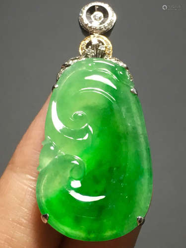 AN ICY ZHENGYANG GREEN RUYI JADEITE PENDANT