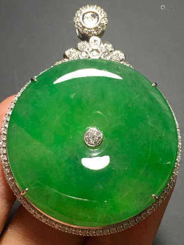 AN ICY ZHENGYANG GREEN BUTTON SHAPED JADEITE PENDANT