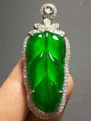 AN ICY GREEN LEAVES SHAPED JADEITE PENDANT