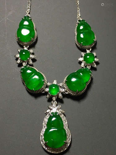 AN ICY ZHENGYANG GREEN GROUD SHAPED JADEITE NECKLACE