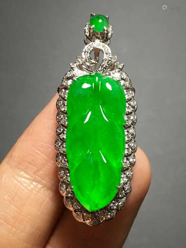 AN ICY ZHENGYANG GREEN LEAVES JADEITE PENDANT