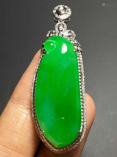 AN ICY ZHENGYANG GREEN BEANDS SHAPED JADEITE PENDANT