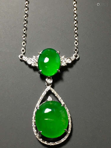 AN ICY ZHENGYANG GREEN JADEITE NECKLACE