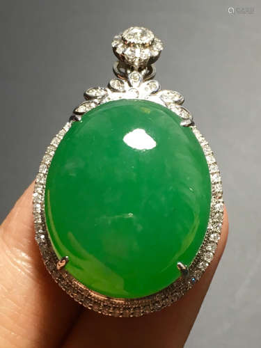 AN ICY ZHENGYANG GREEN JADEITE PENDANT