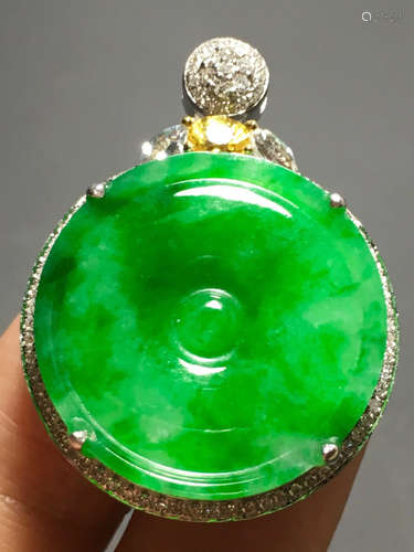 AN ICY ZHENGYANG GREEN BUTTON SHAPED JADEITE PENDANT