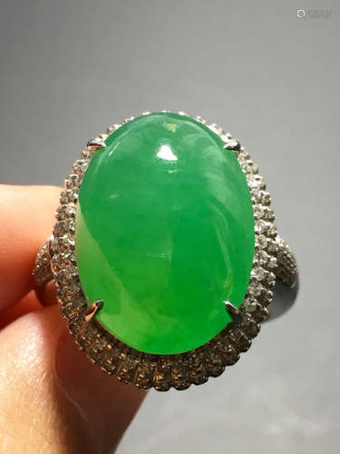 AN ICY ZHENGYANG GREEN JADEITE RING