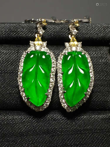 AN ICY ZHENGYANG GREEN LEAVE SHAPED JADEITE EARRING