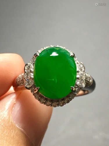 AN ICY ZHENGYANG GREEN JADEITE RING