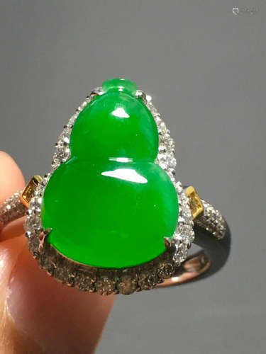 AN ICY ZHENGYANG GREEN GOURD SHAPED JADEITE RING