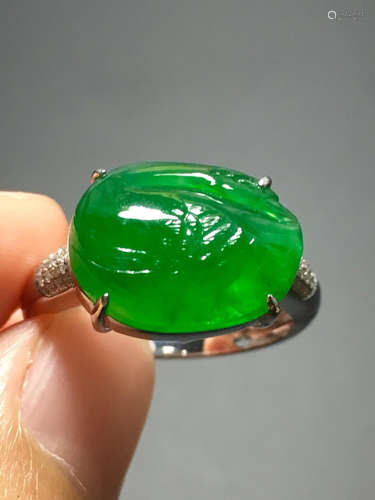 AN ICY ZHENGYANG GREEN SWAN CARVED ON JADEITE BRACELET