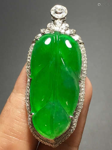 AN ICY ZHENGYANG GREEN LEAVES JADEITE PENDANT