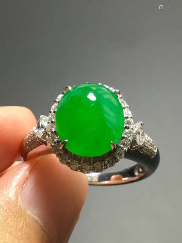 AN ICY ZHENGYANG GREEN JADEITE RING