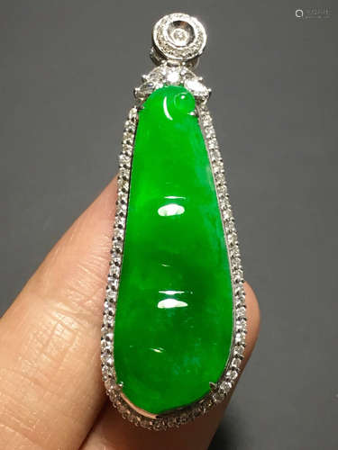 AN ICY ZHENGYANG GREEN BEANDS SHAPED JADEITE PENDANT