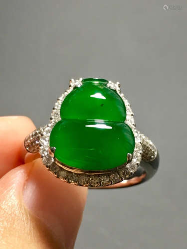 AN ICY ZHENGYANG GREEN GROUD SHAPED JADEITE RING