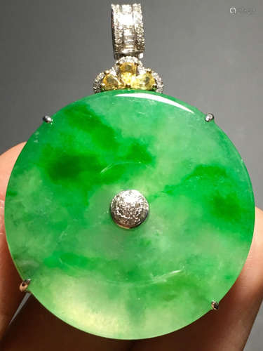 AN ICY ZHENGYANG GREEN BUTTON SHAPED JADEITE PENDANT