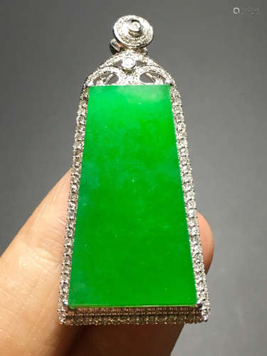 AN ICY ZHENGYANG GREEN JADEITE PENDANT