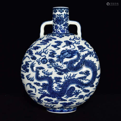 A QIANLONG MARK BLUE&WHITE MOON FLASK VASE WITH DRAGON PAINTING