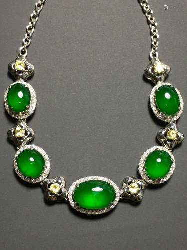 AN ICY ZHENGYANG GREEN JADEITE BRACELET