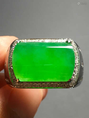 AN ICY ZHENGYANG GREEN BADDLE SHAPED JADEITE RING