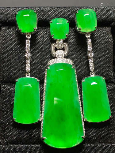 A SET OF ICY ZHENGYANG GREEN  JADEITE PENDANT