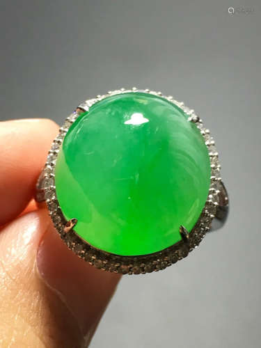 AN ICY ZHENGYANG GREEN JADEITE RING