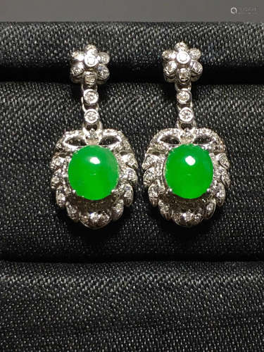 AN ICY ZHENGYANG GREEN JADEITE EARRING