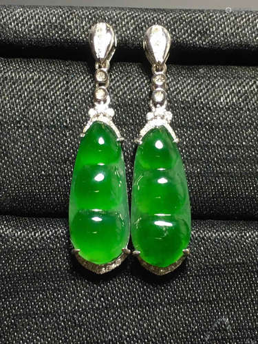 AN ICY ZHENGYANG GREEN BEANS SHAPED JADEITE EARRING