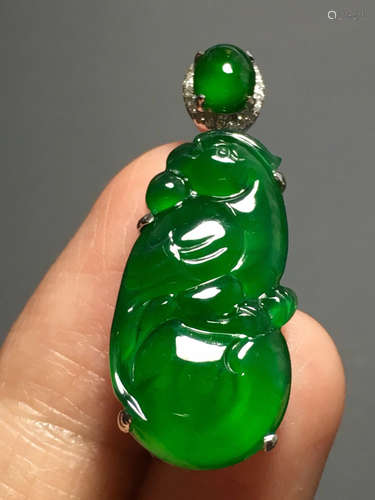 AN ICY ZHENGYANG GREEN PARROT SHAPED JADEITE PENDANT