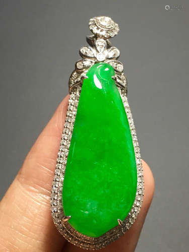 AN ICY ZHENGYANG GREEN MELON SHAPED JADEITE PENDANT