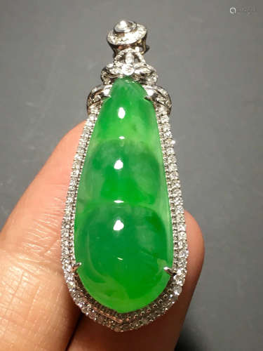 AN ICY ZHENGYANG GREENJ BEAN SHAPED JADEITE PENDANT